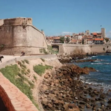 Bastion.vue Mer Et Remparts.entre Vielle Ville Et Plages Daire